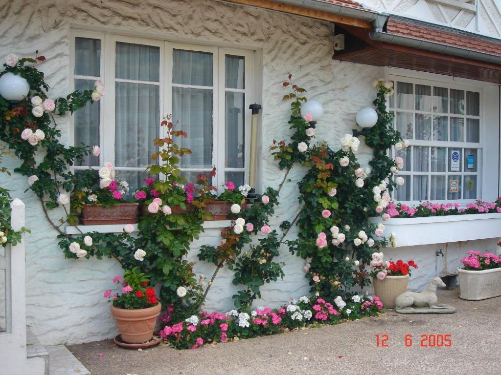 Hotel Restaurant Maison Blanche Rungis Εξωτερικό φωτογραφία